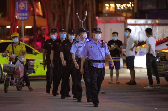 民警在十亩地进行夜间巡逻防控
