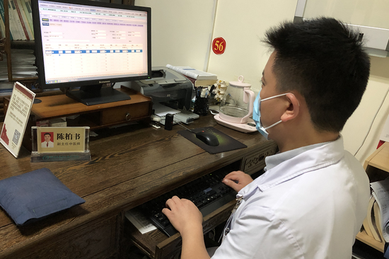 医生通过网上医院为患者复诊