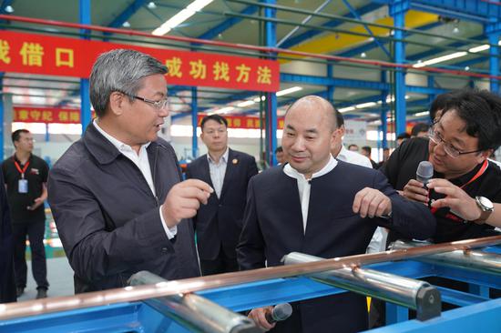 李荣灿书记及各省市领导在王文银的陪同下,参观生产车间和产品展厅