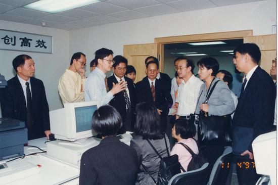 1997年，香港税务局派员到蛇口税务部门调研电子申报工作