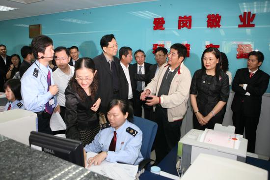 2009年，纳税人代表和社会各界代表零距离体验办税服务厅部分岗位的办理流程和纳税服务项目。