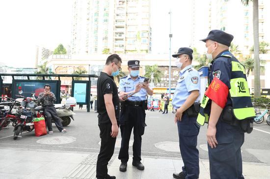 民警在社区进行核查