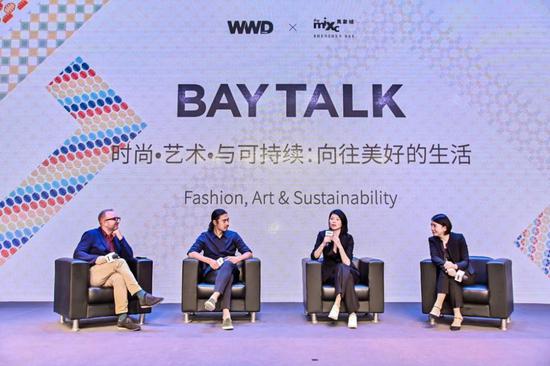 从左至右:WWD中国首席内容官张大川、知名艺术家/策展人张雷、国际超模/Comme Moi品牌主理人吕燕、WWD中国区CEO杨玟