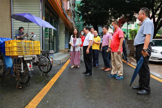 大浪街道党工委书记张雄汉同志带队督查城中村市容环境