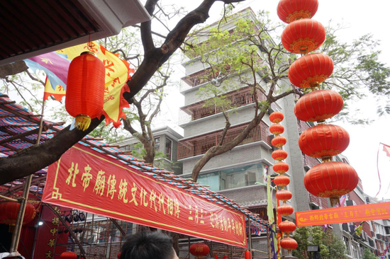 西乡老街绿树楼宇相映成趣 (绘制/摄影:赵英丹)