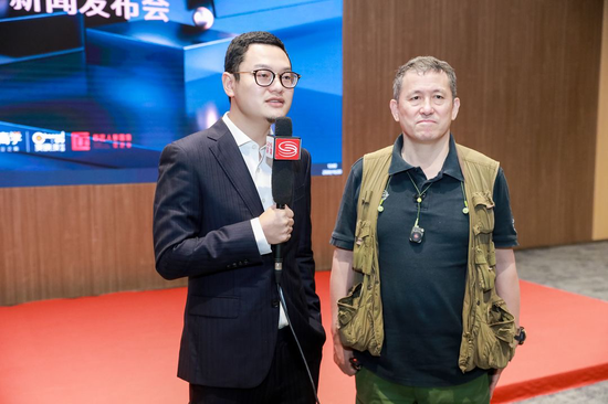 图：新匠人新国货促进会负责人胡晓东与猫王收音机创始人曾德钧正在接受媒体采访