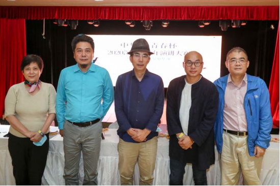 (决赛评委,从左至右:郑小红,李学军,谭可,钟二毛,郑柱子)