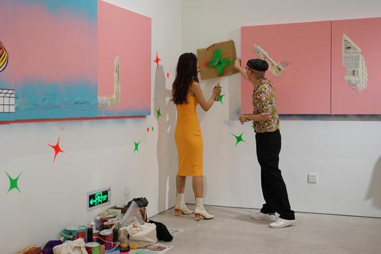 参展艺术家谭轩在开幕现场邀请观众一起参与创作