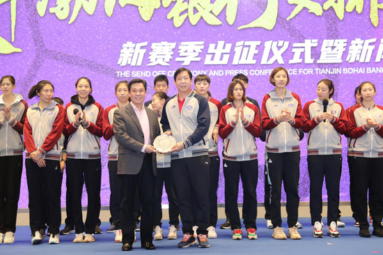 图为渤海银行行长屈宏志(一排左一)向主教练王宝泉(一排右一)赠送象征友谊与祝福的纪念品