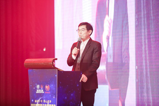 博商学院副院长、博商公益基金会荣誉理事长曾任果发布《深圳博商会10周年成长报告》