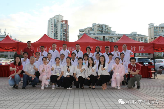 (2020年11月18日,深圳大学平湖医院开展首场专家团队进社区活动,为当地居民免费提供健康咨询。)