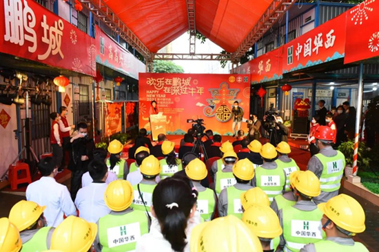 现场建设者们收到了各种“大礼包”