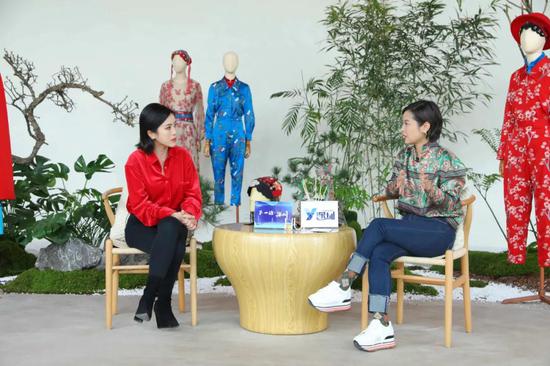 赵卉洲(右)在龙华直播现场与主持人互动