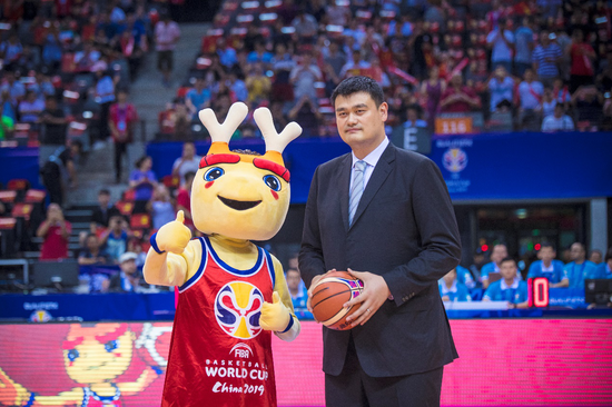 2019 国际篮联篮球世界杯亚洲区预选赛，姚明与吉祥物“梦之子”合影