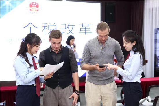 国家税务总局深圳市蛇口税务局在深圳市南山国际化交流中心组织针对外籍人士的个人所得税专题税务讲座。
