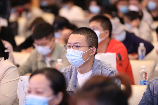 现场观众认真聆听专家分享
