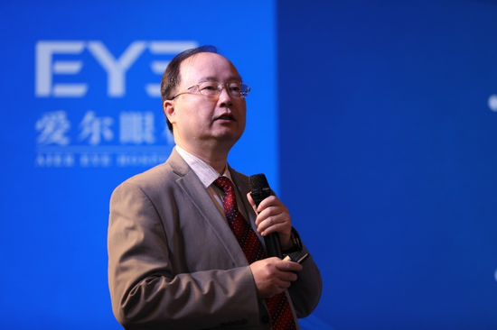 中国医师协会眼科分会屈光手术学组副主委、北京大学第三医院眼科副主任、屈光手术及视光中心主任陈跃国教授现场分享国内近视手术现状及发展趋势