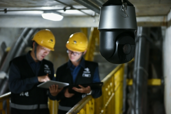 南方电网深圳供电局通过智能监控系统，全方位了解前海电缆隧道状况（黄志伟）