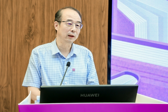 教授代表潘毅讲话