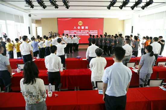现场60名新就业形态劳动者代表庄严宣誓,加入工会组织,成为工会会员。