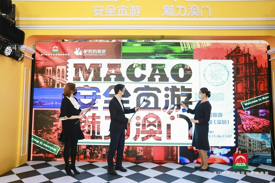 嘉宾们启动路展开幕式
