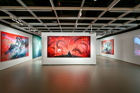 (”瞬间与永恒“艺术展展厅空镜)