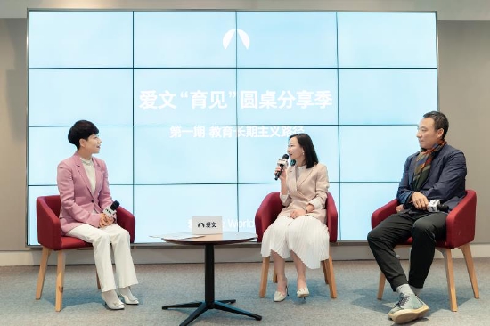 从左到右:深圳爱文学校高级顾问邬晓莉女士、学生家长吴洁女士、学生家长樊星先生
