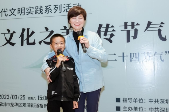  （敬一丹与小读者互动）