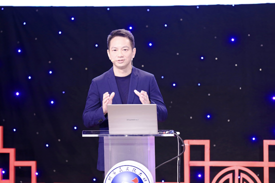 (张炜 华为运动健康军团CEO、华为终端BG智能穿戴与运动健康产品线总裁)