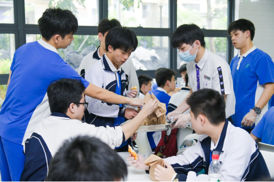 (必胜派对现场同学们大快朵颐)