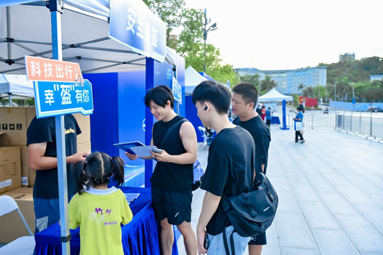 市民参加“安全图鉴”互动游戏，在过程中，收获安全知识