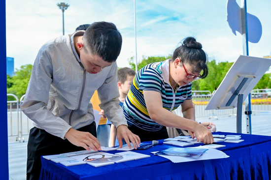 市民全神贯注，积极“闯关”