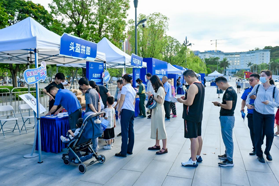 市民踊跃参加游戏互动，了解龙华“智能头盔”，收获安全知识