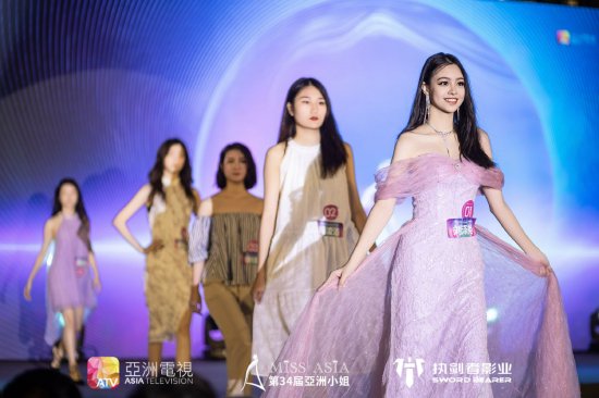 选手们T台走秀展示