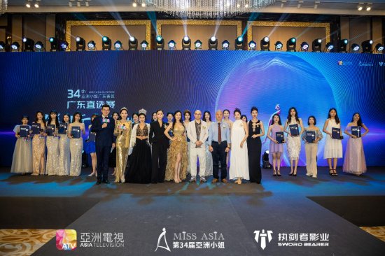 邢伟军和费泰然为选手们颁发荣誉证书并合影留念