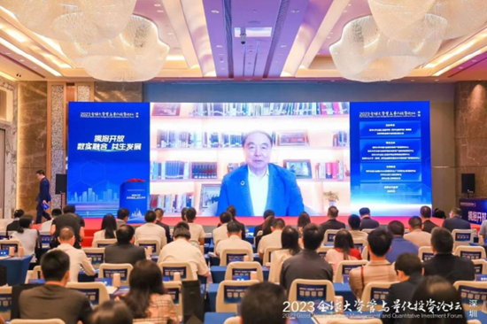图为马蔚华分享