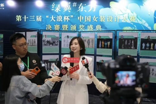 ▶ 中国服装协会会刊《中国服饰》杂志总编辑刘晓青