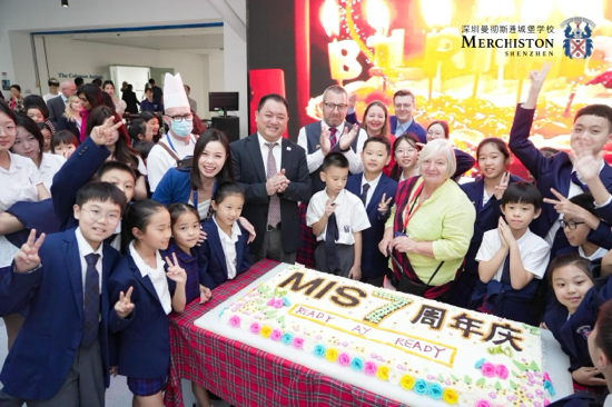 图说：深圳曼校师生共享校庆生日蛋糕。