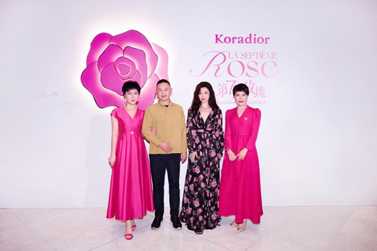 (赢家时尚集团董事局主席金明与夫人王素贞女士、知名演员朱珠、赢家时尚集团执行董事/珂莱蒂尔品牌总经理贺红梅)