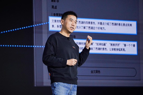 小猿学练机CEO王向东在发布会现场