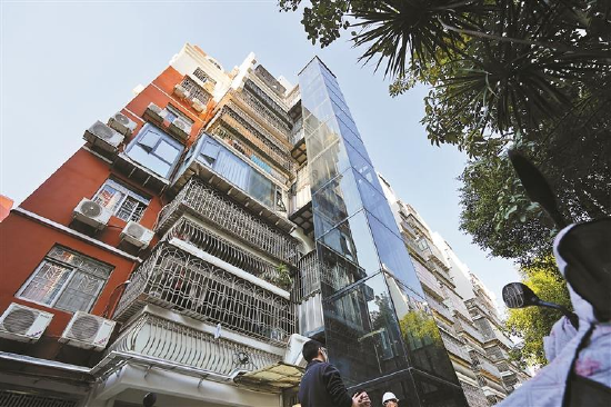 新电梯外观时尚,宝安碧涛居花园居民结束爬楼梯时代