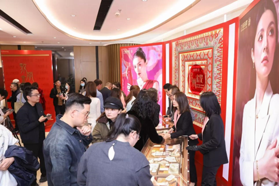 图:六福珠宝全新“福满传家-敦丽金煌”系列新品发布会现场