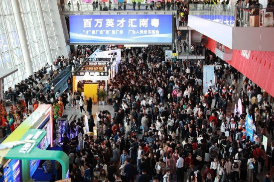 2025年全国城市联合招聘高校大学毕业生春季专场活动暨“百万英才汇南粤”春季大型综合招聘会人山人海。深圳特区报记者 李忠 摄