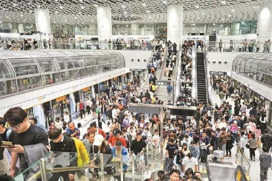 深圳地铁岗厦北站人潮涌动(资料图)。深圳晚报记者 严文婷 摄