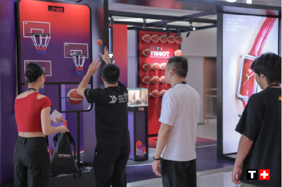 场馆内的天梭品牌展台以“篮球”为主题,充满创意和活力的布置及互动游戏引人驻足