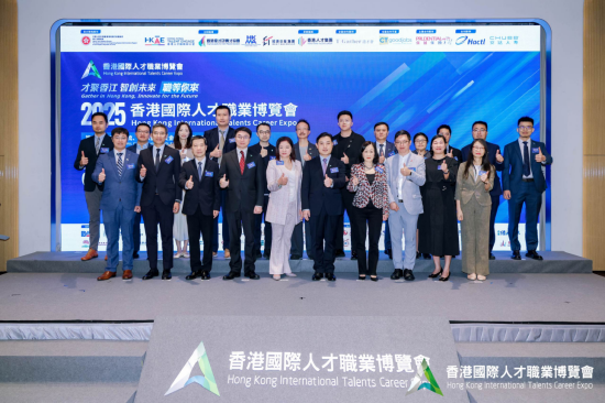 主礼嘉宾与合作机构代表及演讲嘉宾现场合影