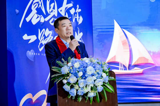  敲钟仪式上，刘国涛在致辞中回顾。