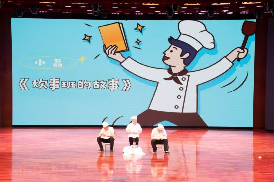 小品《炊事班的故事》以幽默诙谐的表演，于欢声笑语间巧妙传递法治理念