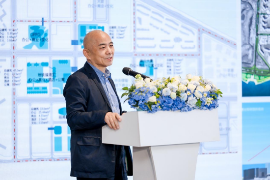 图：孟建民以深湾C塔为例，展示了建筑与城市的共生关系