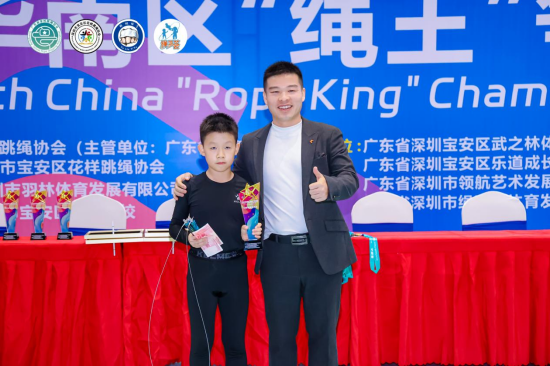 30秒双摇“绳王”曹玮翔98个